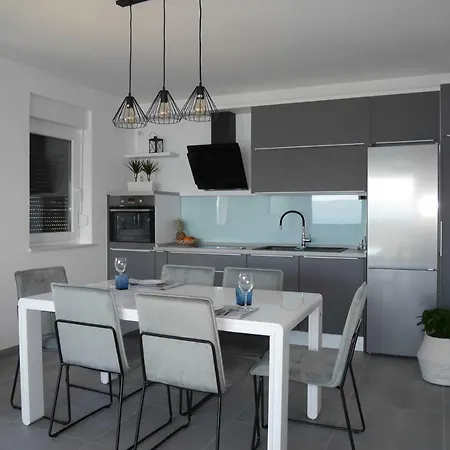 Luxury Apartment *